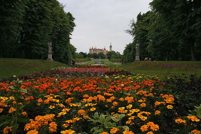 Blick �ber Blumenrabatte