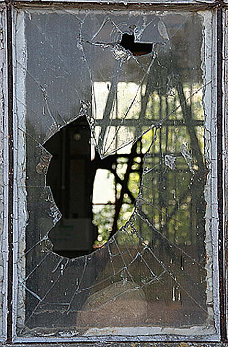zerbrochenes Fenster c